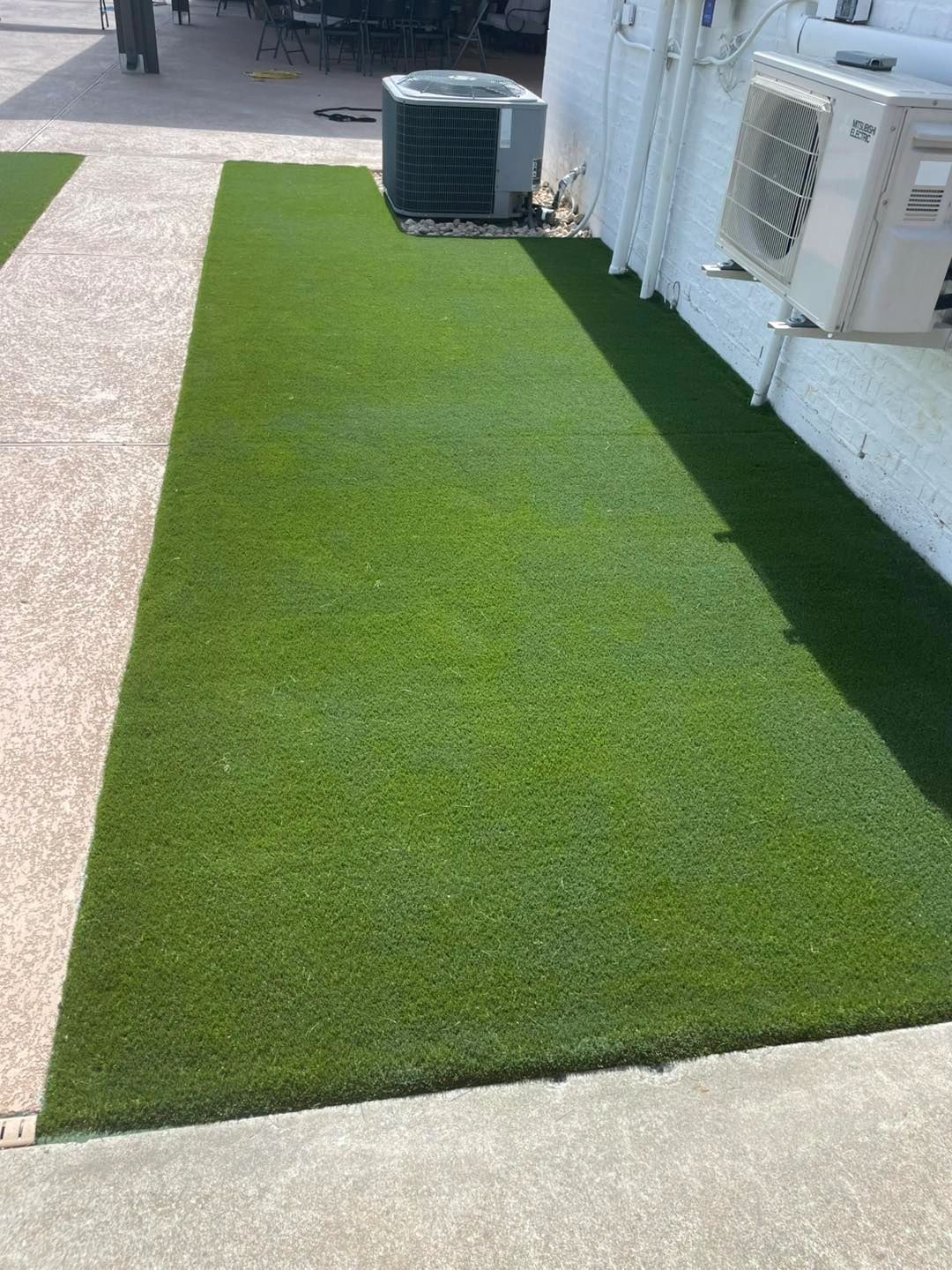 Narrow side yard artificial turf installation